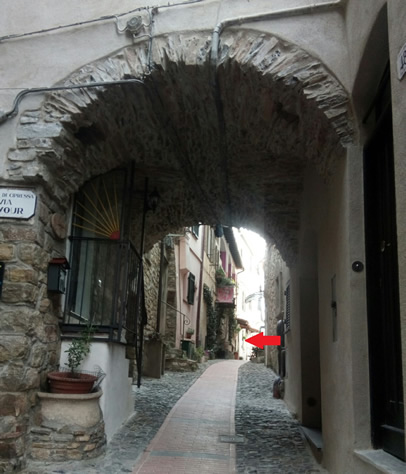 Cipressa, ingresso caruggio Casa Basera